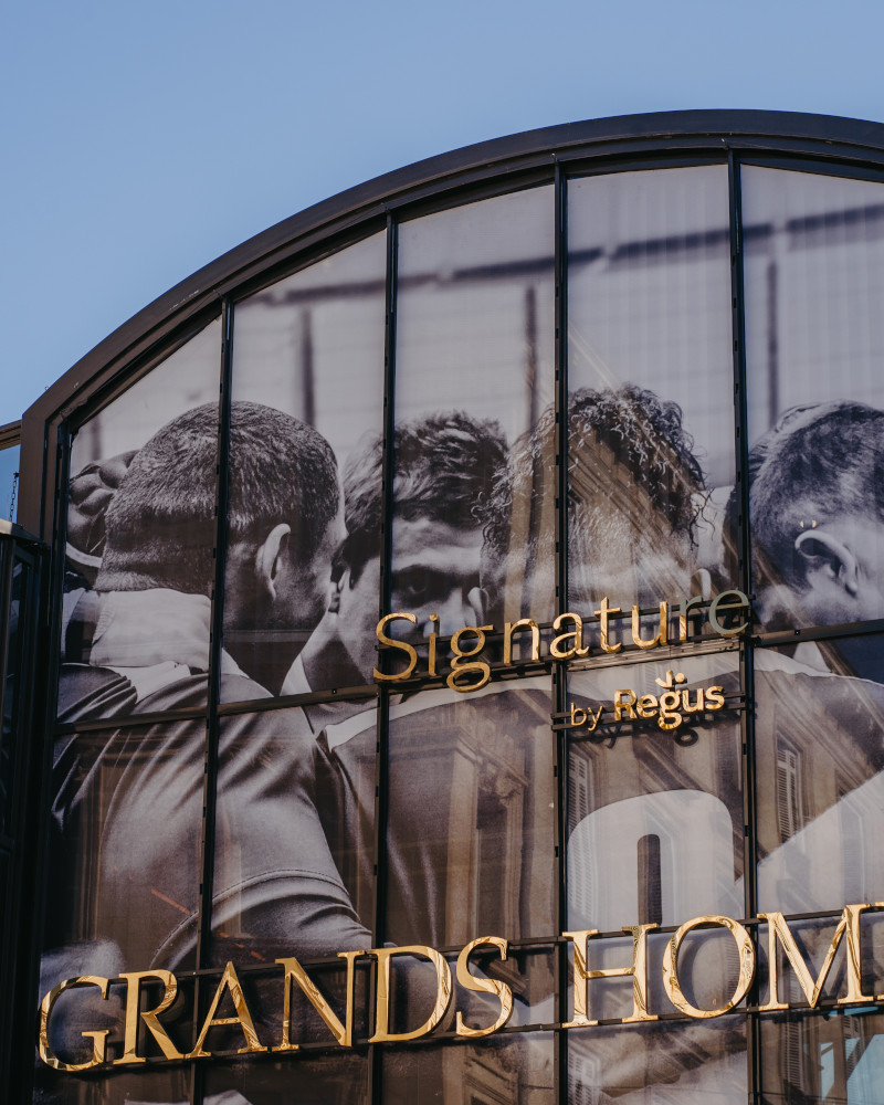 Foto de un equipo de rugby en la fachada de la galería Grands Hommes